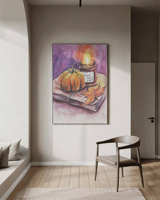 Tablou Canvas 'Toamna' expus într-un living modern, ilustrând o lumânare parfumată, dovleac și frunză de toamnă pe o carte. Ideal pentru decor sezonier.