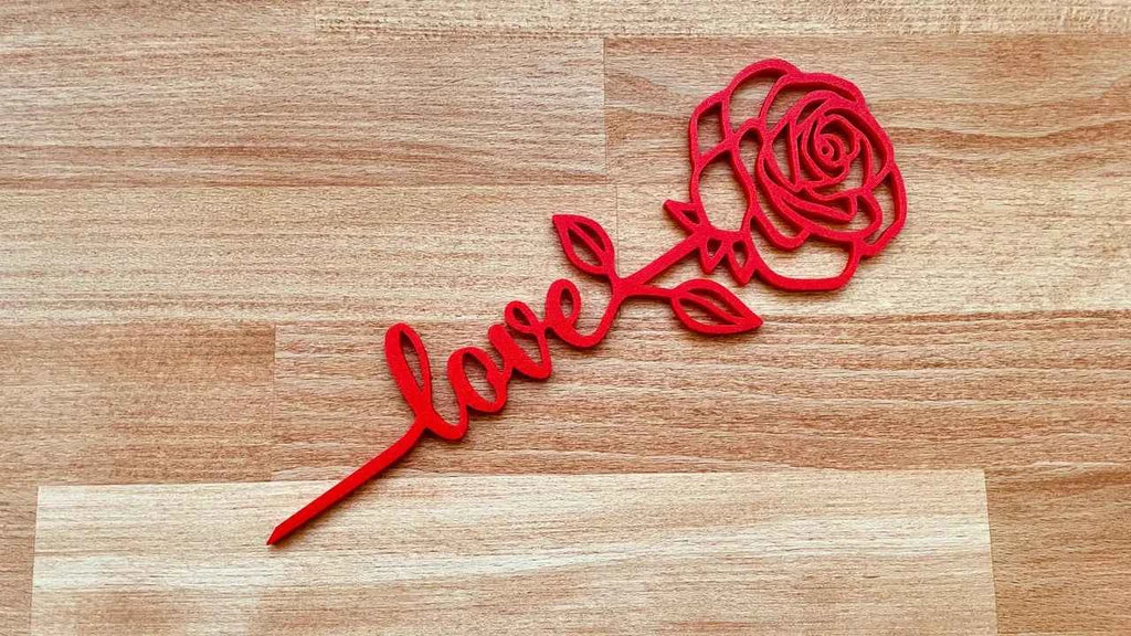 Scris decorativ cu trandafir